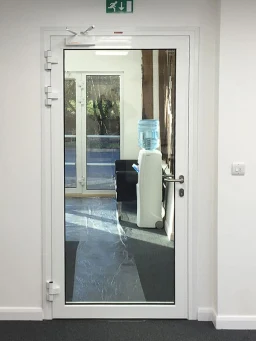 Alumīnija profilu ugunsdrošās durvis EI30 C5 ( 1000 mm x 2100 mm )  ar ugunsizturīgu stiklu EI30 iekšdurvis