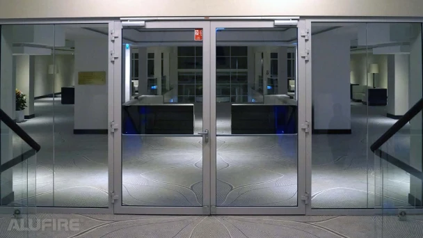 Iekšējās ugunsdrošas durvis ar ugunsizturīgu stiklu (EI60 C5, 1800mm x 2100mm, Divviru durvis)